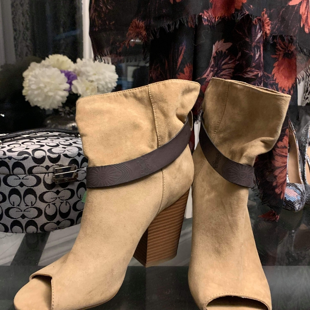 Peep toe boots